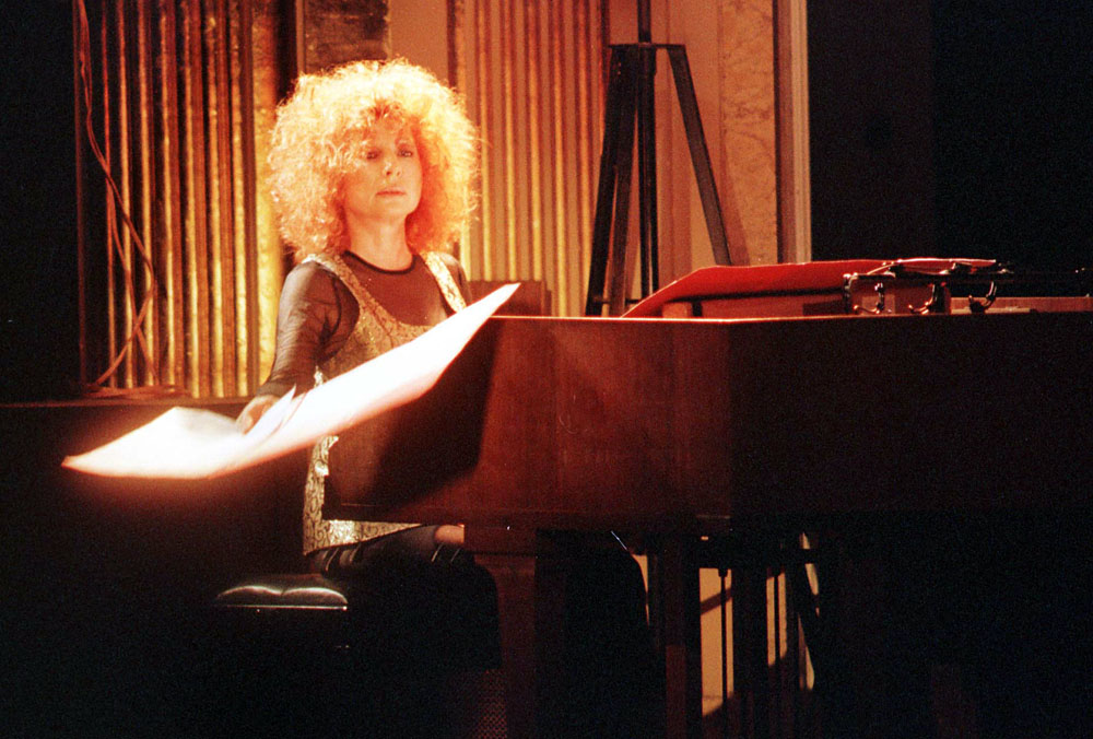 Эльжбета Хойнацкая во время исполнения партии клавесина к балету Евы Высиховской «+ - Конечность», июнь 1998, фото: PAP/CAF/Ремигиуш Сикора